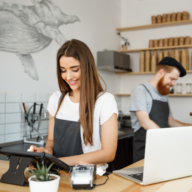 Servicios de Bar y Cafetería. Camareros en barra.
